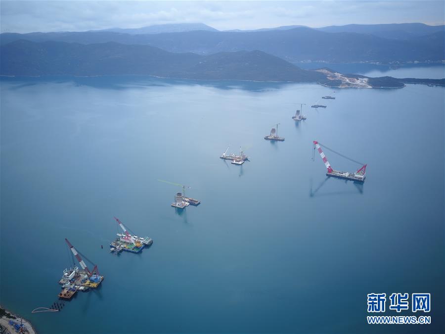 【新华网】航拍中企承建的克罗地亚佩列沙茨大桥施工现场