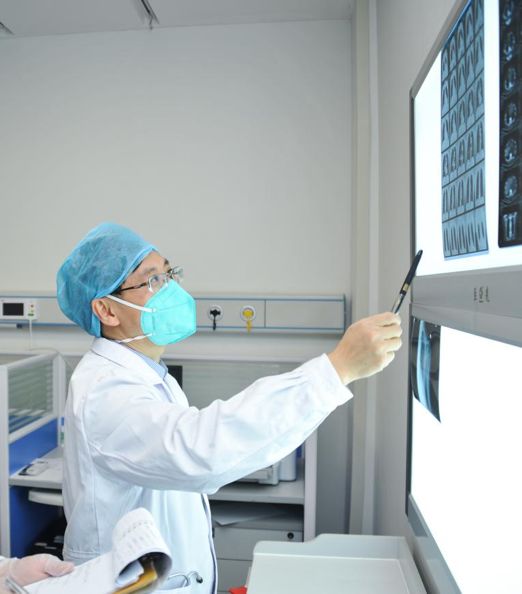 [新华社]战“红区”！看看重症隔离区的医护人员们都在干什么？