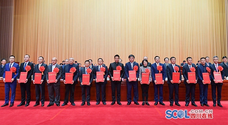 （头条，导航成都）省委书记彭清华：毫不动摇支持民营经济健康发展