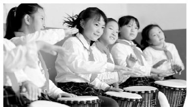 沈阳农大附小学生练习非洲鼓