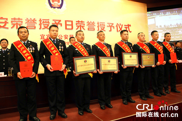 图片默认标题_fororder_颁发奖牌证书--（摄影-高学兵）