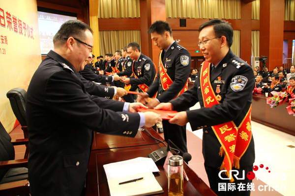 图片默认标题_fororder_接过证书--（摄影-高学兵）