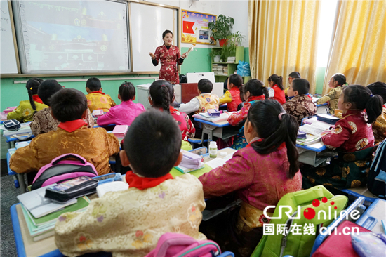 图片默认标题_fororder_图1，昌都市实验小学四年级一班的孩子们在认真上藏文课。 摄影：刘娜.JPG