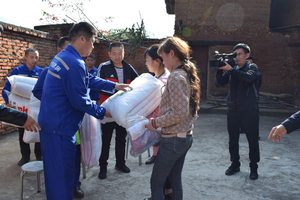 图片默认标题_fororder_李正祥的女儿李萍接受生活用品捐赠（中铁十四局成昆项目部供图）