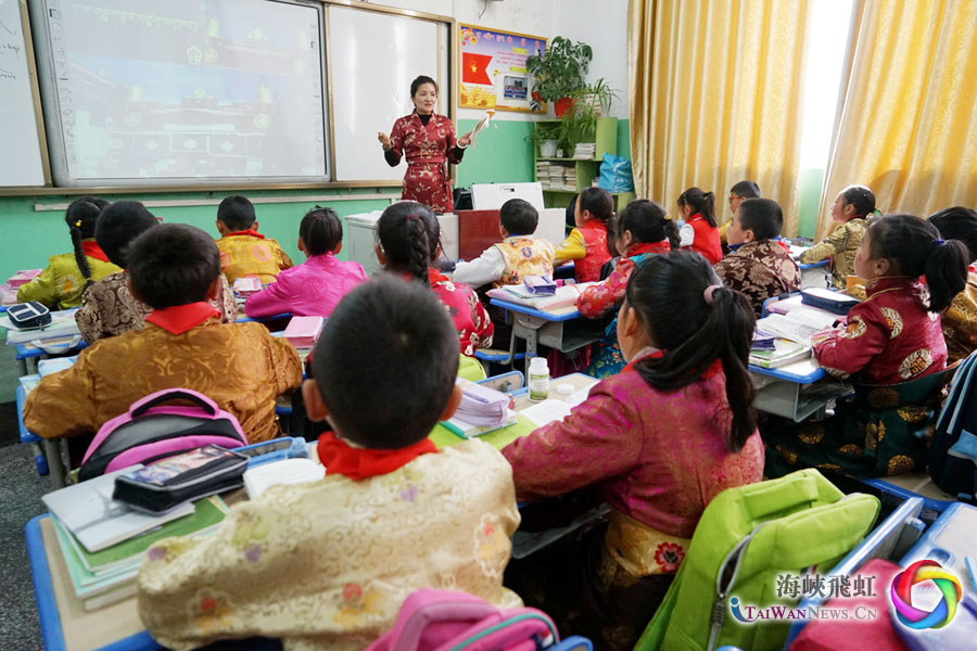 昌都市實驗小學四年級一班的孩子們在認真上藏文課。 攝影：劉娜