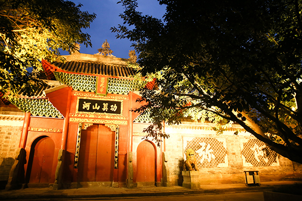 图片默认标题_fororder_慧光寺：通过精准的泛光投射，强调建筑山门细节，体现出建筑的历史沧桑感--叶昌荣-摄