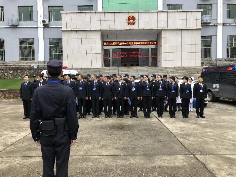 永修县法院全体执行干警在院内整队集合。_fororder_微信图片_20181121092907