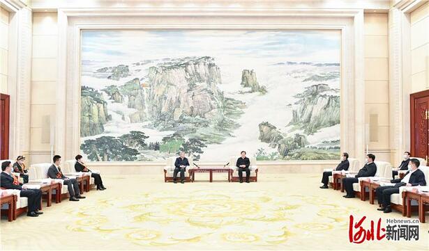 王东峰与全国脱贫攻坚先进事迹巡回报告团举行工作座谈