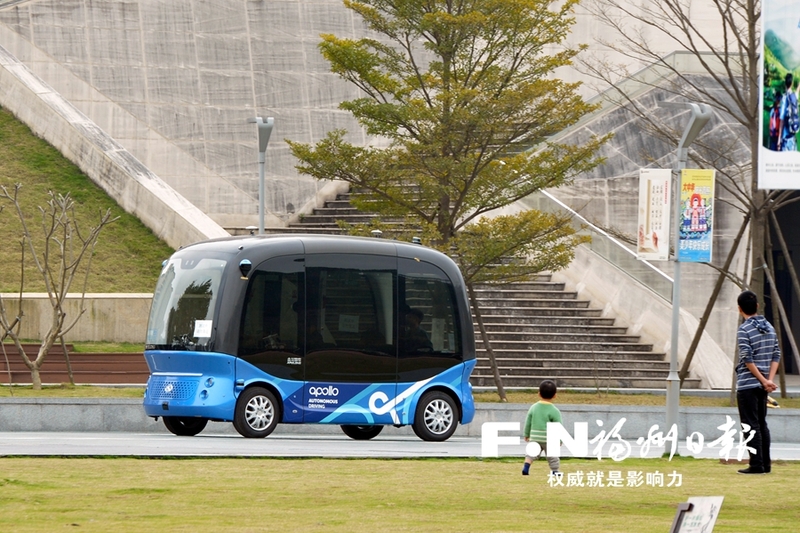 【福州】【移动版】【Chinanews带图】福州：无人巴士开进飞凤山奥体公园 将为游客提供代步