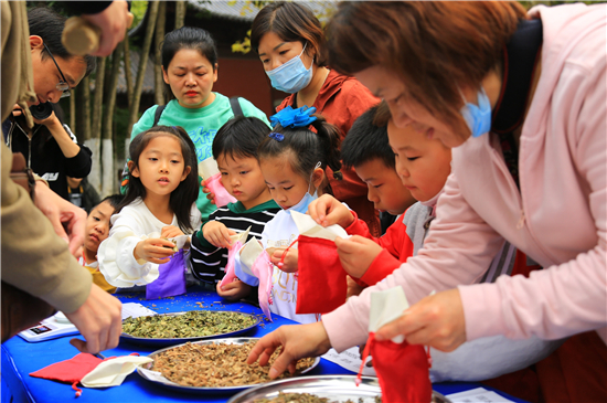 已过审）南京栖霞山“小小药师”活动带孩子们探寻国粹文化