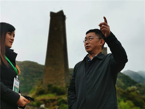 （过审）文旅互融 阿坝州马尔康市松岗柯盘天街“阿来书屋”正式揭牌