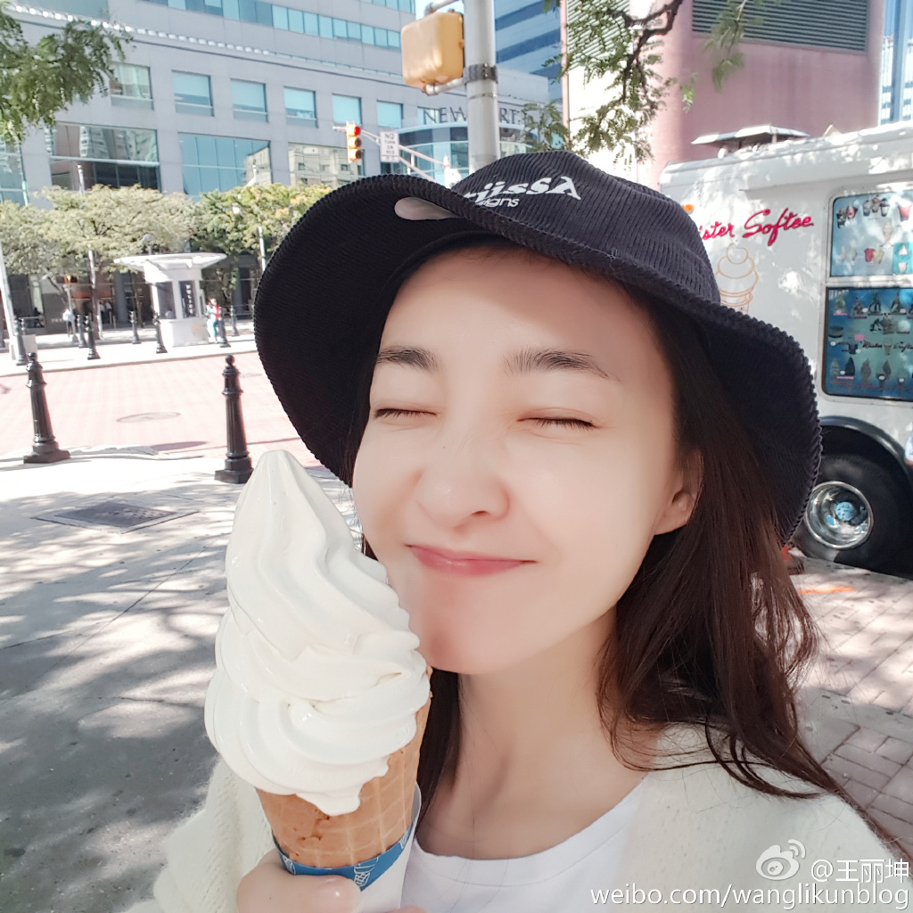 王丽坤晒素颜照 皮肤光滑白皙无愧"素颜女神"称号
