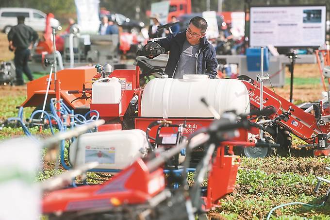 南京谷里街道：庆丰收 感受机械化生产模式