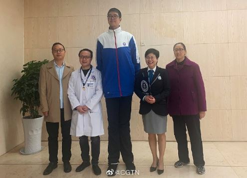 四川省の14歳少年、身長が221センチ、ギネス記録になるかも！_fororder_捕获.JPG