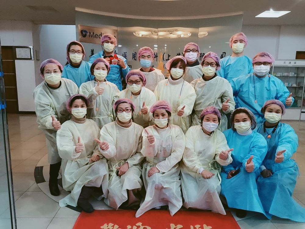 「新华网」这些上海人选择去口罩厂志愿上夜班