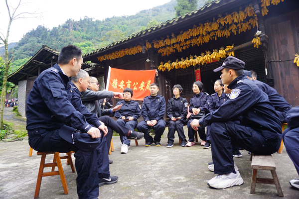 （过审）雅安市公安局：弘扬两路精神 探寻先烈足迹