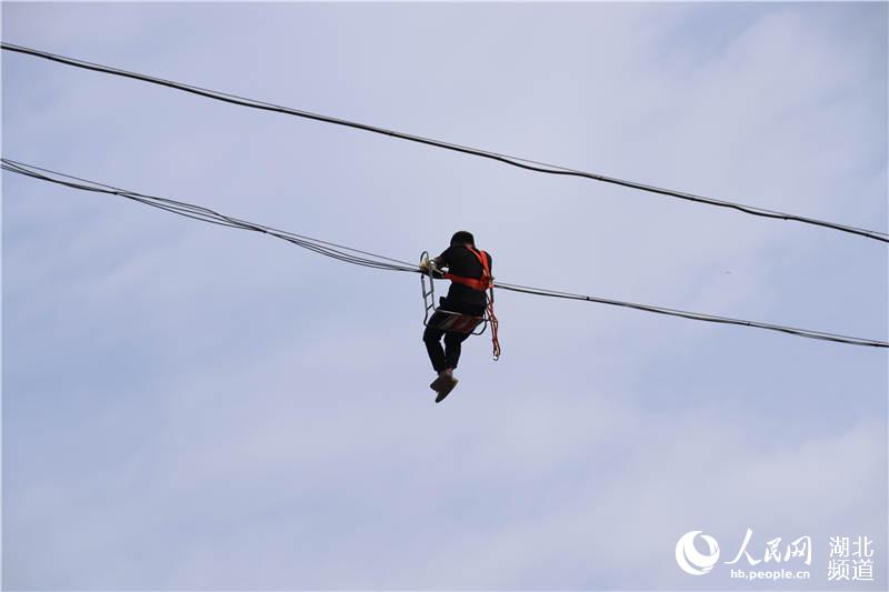 缆线维修工悬空18米被困 湖北十堰消防高空救援