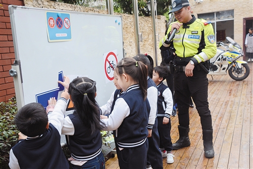 交通安全进校园 给孩子送交通安全知识