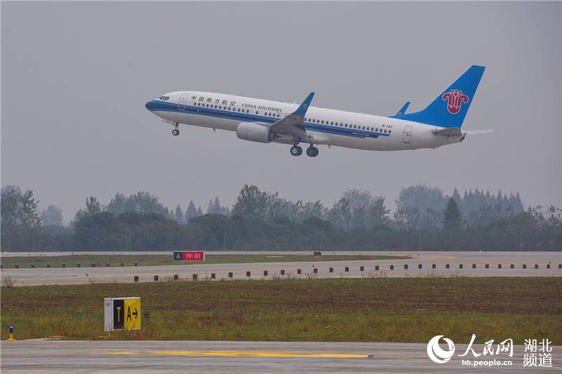 首迎“波音”起降 荆州新机场试飞任务圆满完成