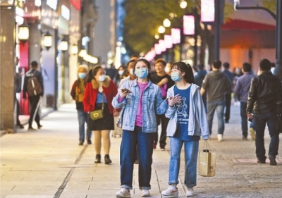 武汉江汉路步行街正式开街 潮流业态吸引年轻人打卡