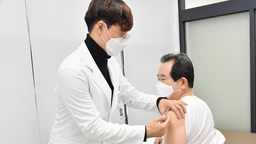 韩国15人接种流感疫苗后死亡：政府未叫停 总理带头打针