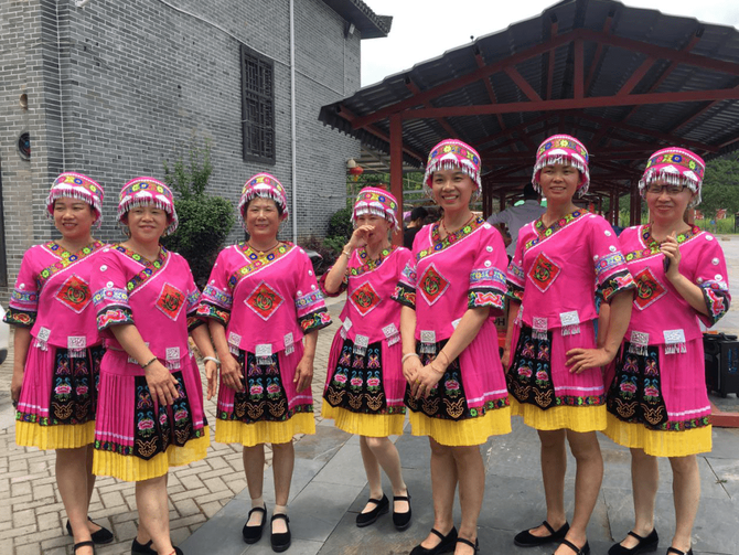 ສີແສງແຫ່ງຍຸກ: ເລື່ອງລາວ“ຜ້າຫົ່ມເຄິ່ງຜືນ”ກັບຜູ້ສືບທອດ ສີແສງແຫ່ງຍຸກ: ເລື່ອງລາວ“ຜ້າຫົ່ມເຄິ່ງຜືນ”ກັບຜູ້ສືບທອດ