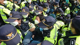 韩军向“萨德”基地运设备：居民誓死阻拦 多人受伤送院