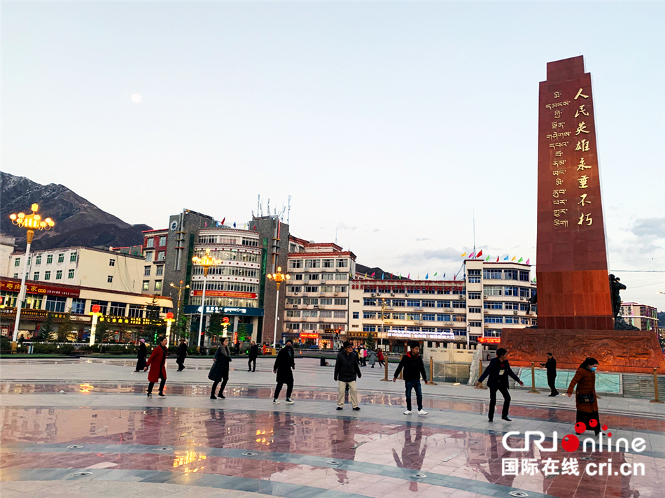 图片默认标题_fororder_图3，傍晚，市民们喜欢在昌都解放广场跳锅庄舞。 摄影：刘娜