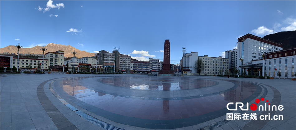 图片默认标题_fororder_图1，昌都市解放广场周围高楼鳞次栉比。 摄影：刘娜