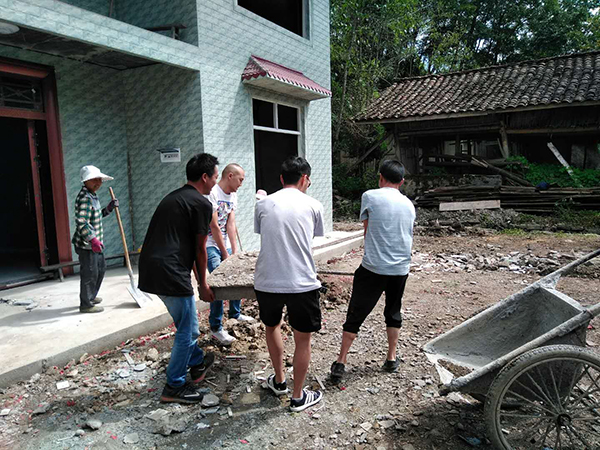 图片默认标题_fororder_平武县驻村帮扶干部帮助贫困户建院坝