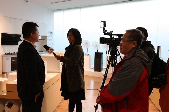 图片默认标题_fororder_新加坡亚洲新闻台记者在采访格力电器采访（摄影：黄文华）
