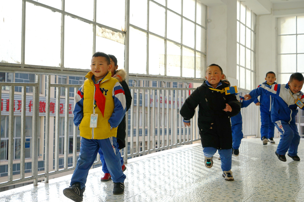 图片默认标题_fororder_图5,上课铃响了,孩子们奔向教室。 摄影:刘娜.JPG