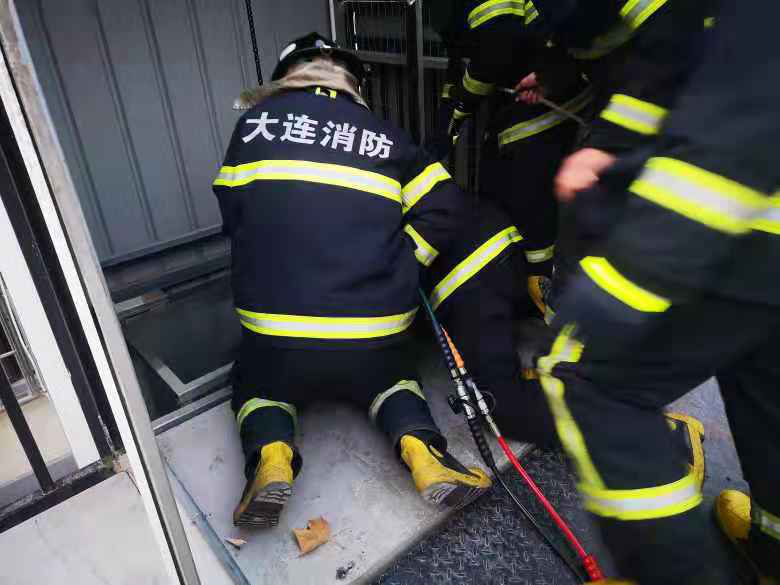 大连一男子左腿被电梯夹住 金州消防成功营救