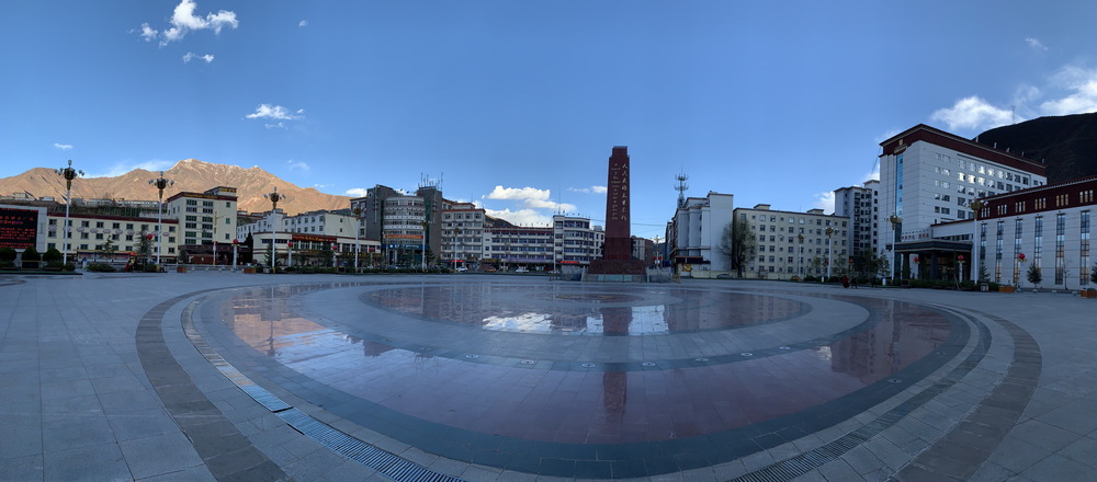 图片默认标题_fororder_图1,昌都市解放广场周围高楼鳞次栉比。 摄影:刘娜