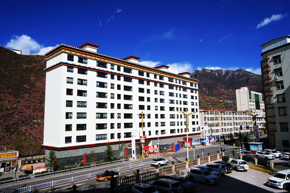 图片默认标题_fororder_图2,富有民族特色的高楼在昌都随处可见。 摄影:刘娜.JPG
