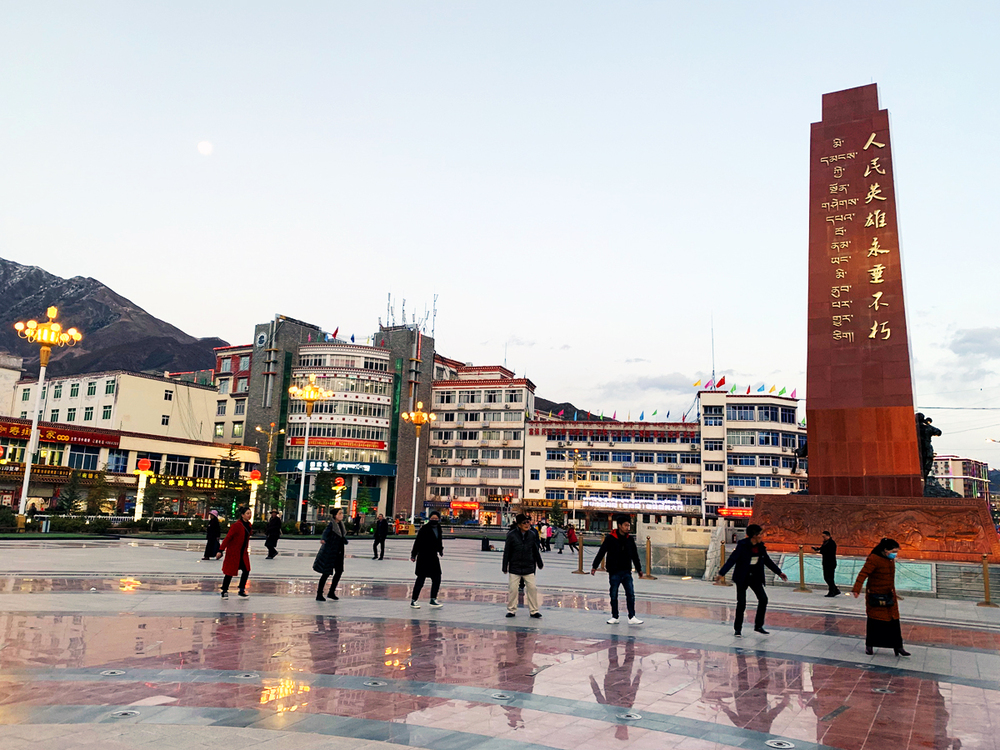 图片默认标题_fororder_图3,傍晚,市民们喜欢在昌都解放广场跳锅庄舞。 摄影:刘娜