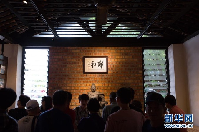 这是2018年6月9日,在马来西亚马六甲,游客参观宝山亭内的郑和雕像。 新华社记者 朱炜 摄