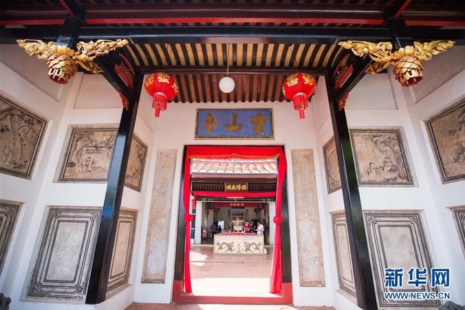 这是2018年6月9日,在马来西亚马六甲,游客参观宝山亭。 新华社记者 朱炜 摄