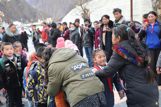 图片默认标题_fororder_二完小学生代表与安置学生拥抱