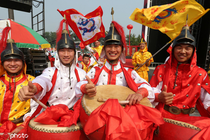 图片默认标题 图片默认标题_fororder_北京:满族民俗风情节开幕 演员表演“八旗鼓阵”庆端午(1)