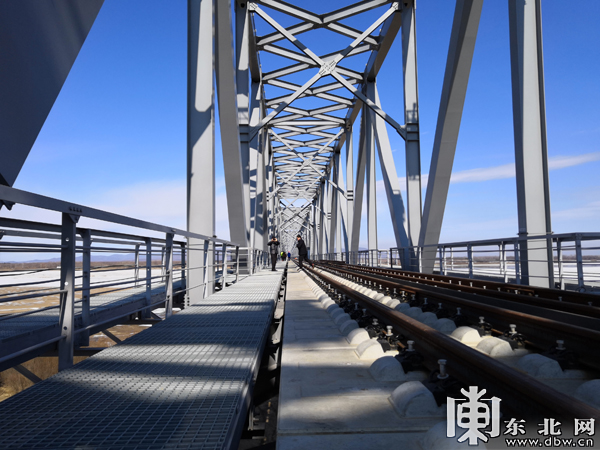 同江中俄铁路大桥今晨合龙 预计7月实现贯通
