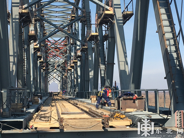 同江中俄铁路大桥今晨合龙 预计7月实现贯通