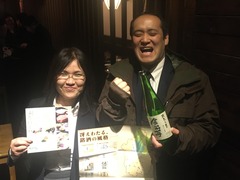 47都道府県で実践！中国語90 –滋賀県民が語る故郷の魅力_fororder_北京にて滋賀の地酒で盛り上がる森本さん（左）と大橋さん（右）