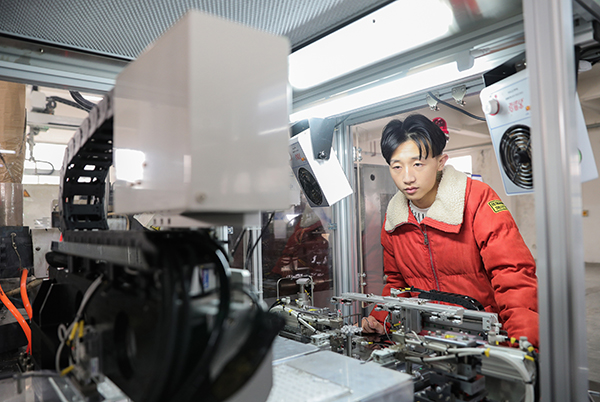 图片默认标题_fororder_华蓥市职业教育中心的学生参加操作技能实训