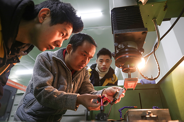 图片默认标题_fororder_华蓥市职业教育中心的学生认真听取专业老师(中)讲授操作技能