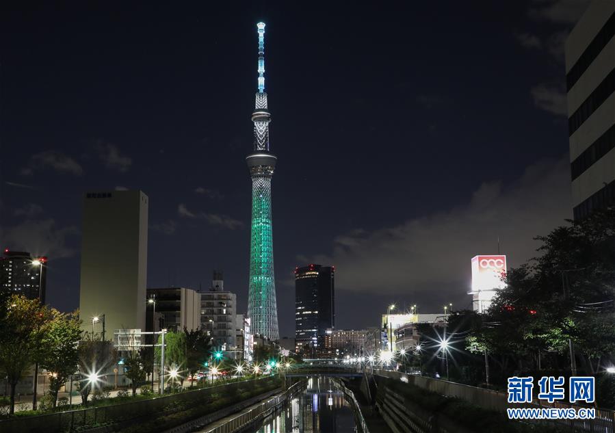 东京晴空塔点亮灯光纪念联合国成立75周年