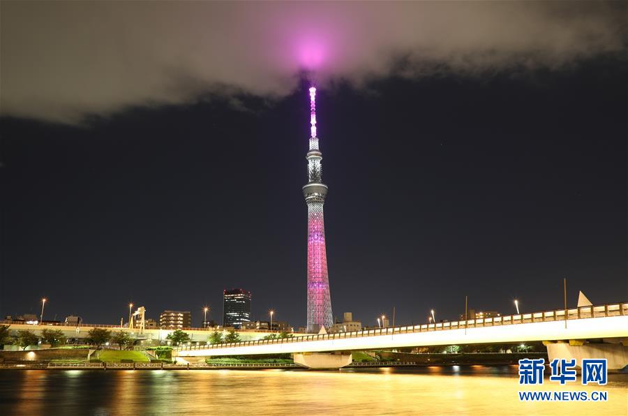 东京晴空塔点亮灯光纪念联合国成立75周年