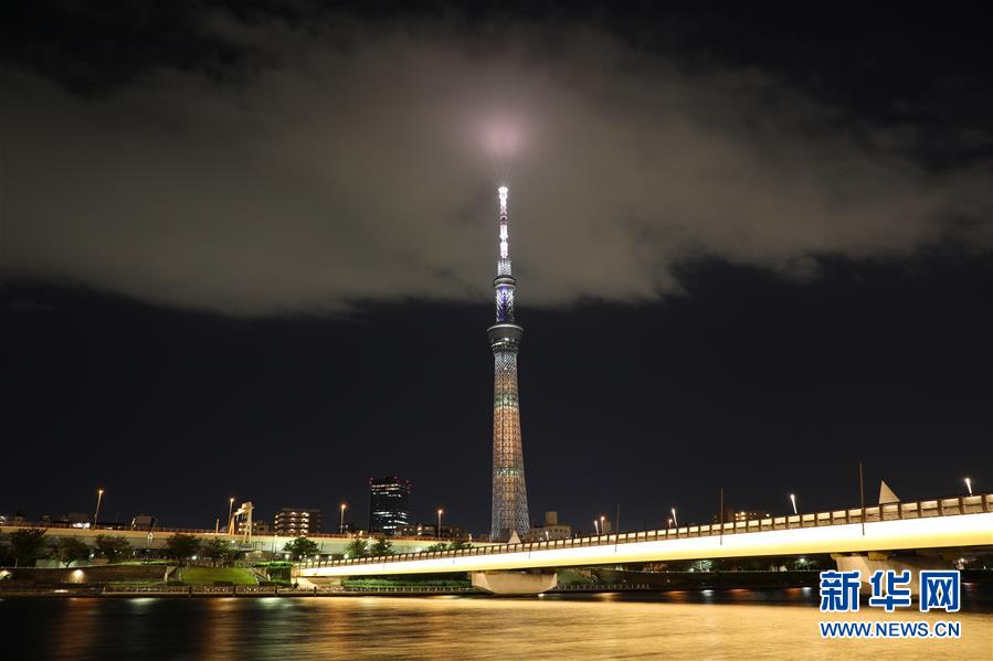 东京晴空塔点亮灯光纪念联合国成立75周年