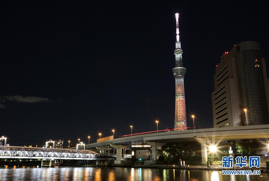 东京晴空塔点亮灯光纪念联合国成立75周年