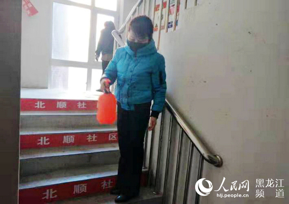 黑龙江：每天穿梭在居民楼道里的防疫“战士”们
